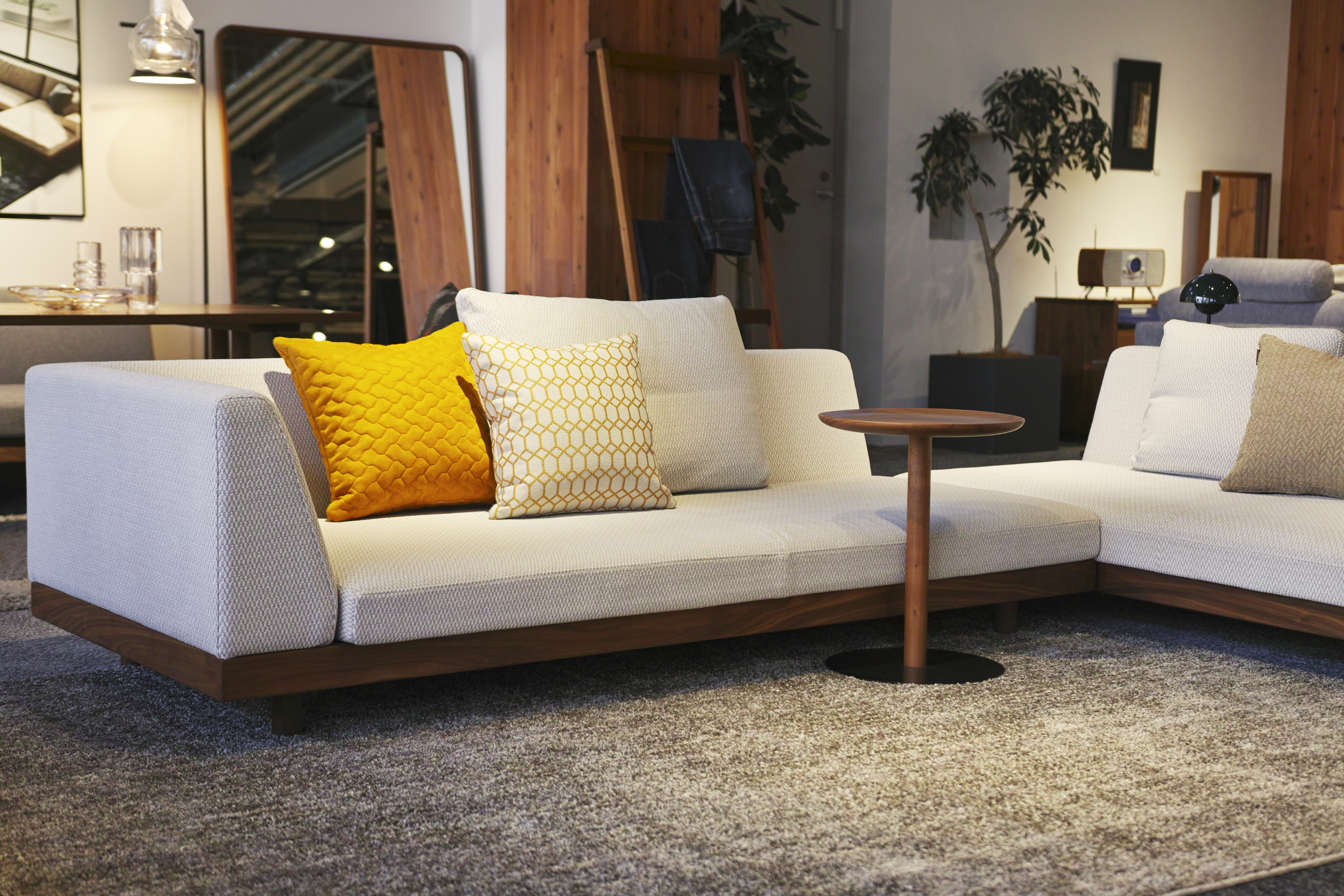 YU UT5 SIDE TABLE