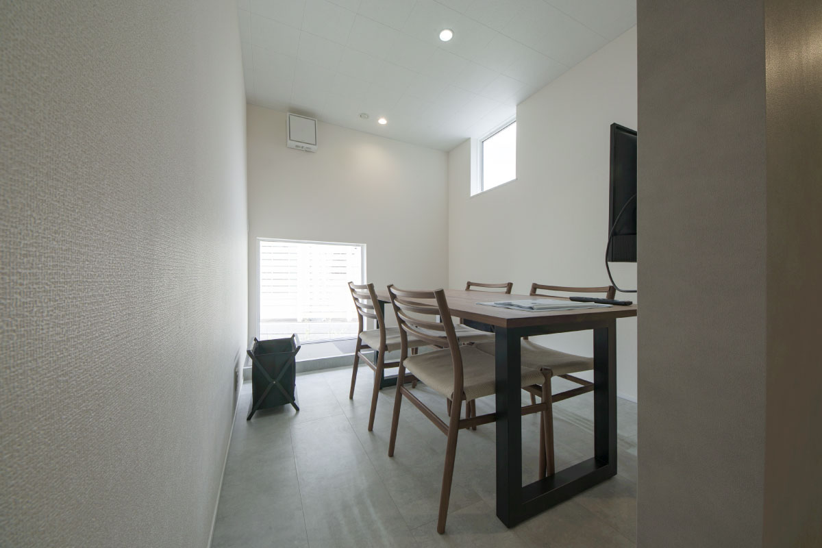 YU UC8 DINING CHAIR